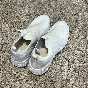 white no lace tennis shoes